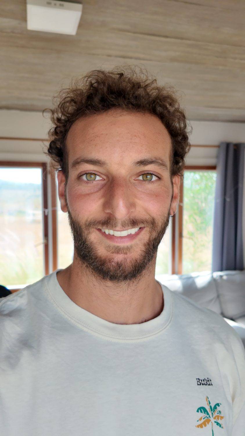 Juanma Cancela, coach de inteligencia emocional, sonriendo con luz natural